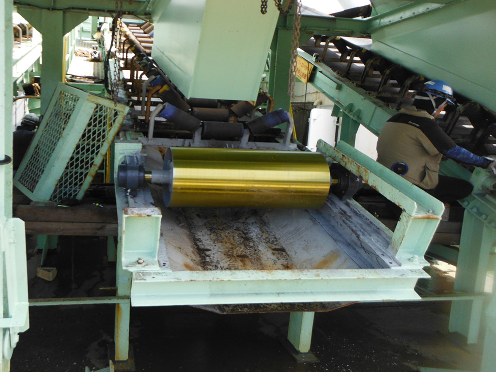 船上コンベヤにおけるテールプーリ・スプロケットの一括交換・取付工事