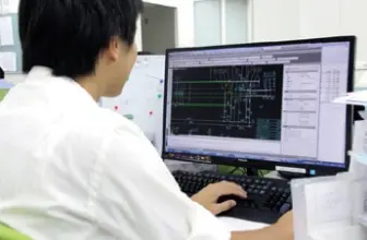 パソコンで設計している様子